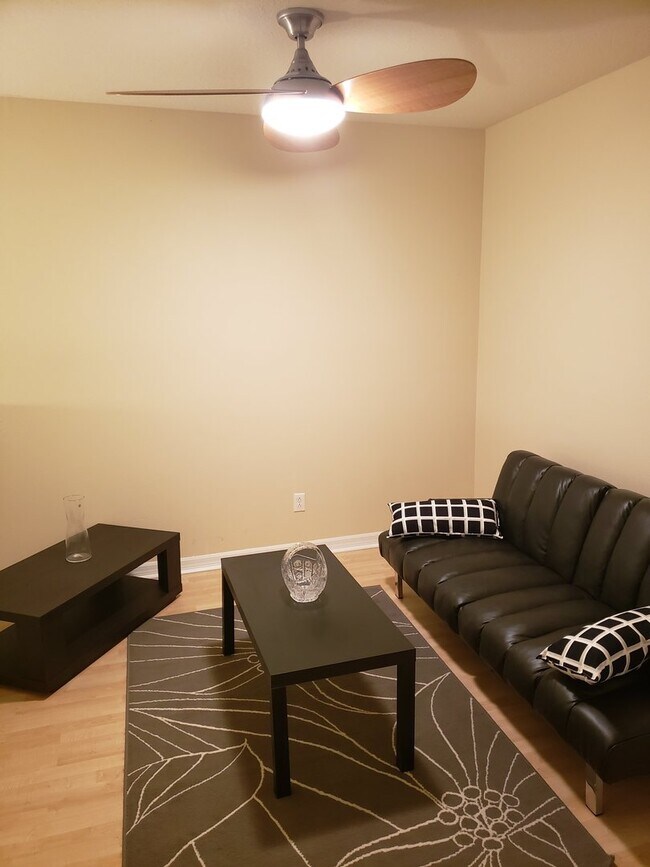 Building Photo - Lakeside Village Townhouse 2 Bedroom  2.5 Bath Available for Short-Term Rental