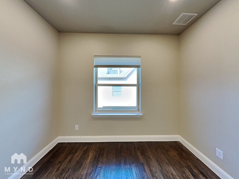 Building Photo - 2805 Lindale Dr