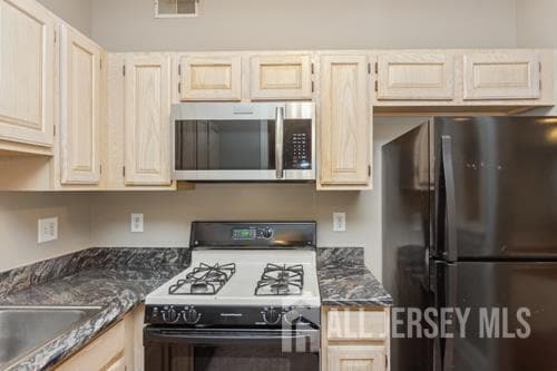 Building Photo - 68 Franklin School Way