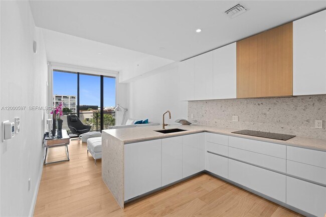 Building Photo - 2678 Tigertail Ave