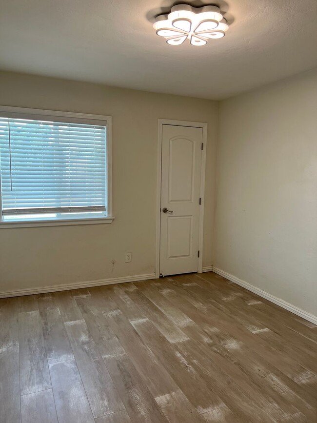 Building Photo - Charming 3 bedroom & 2 bath For Rent!