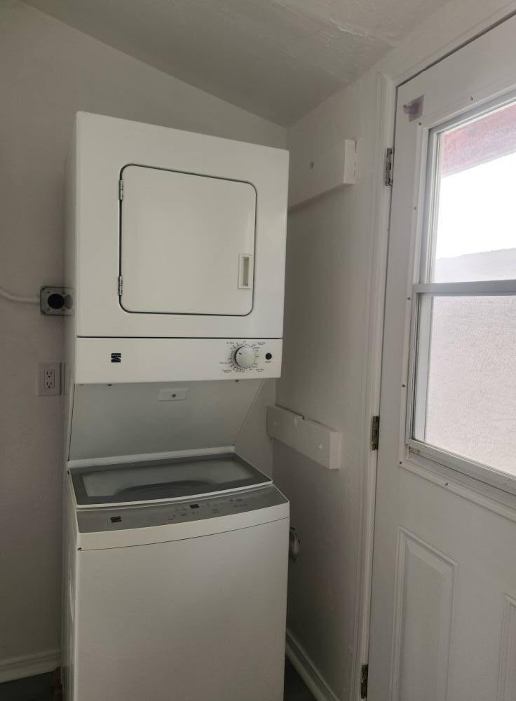 Stackable washer and dryer for purchase - 3529 Opal St