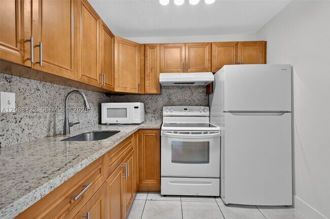 Building Photo - 9360 Fontainebleau Blvd