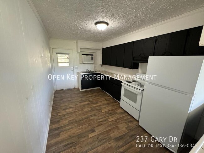 Building Photo - Cozy and quaint 2 Bedroom brick apartment ...