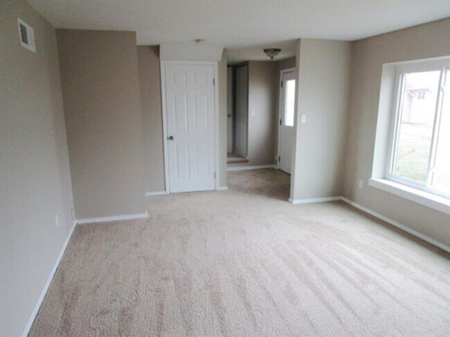 Building Photo - Spacious 3-Bedroom 1.5 bath Home with Fenced Yard & Garage – Ready for You!