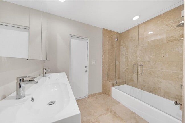 Building Photo - 4021 Bayview Dr