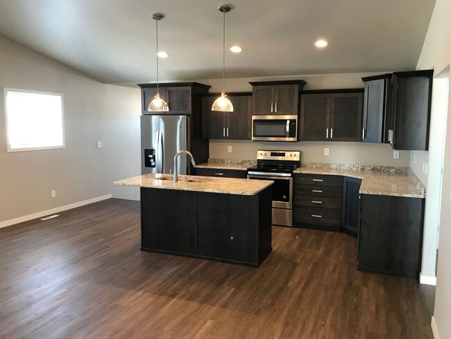 Building Photo - 4 Bed 3 Bath Single Family Home