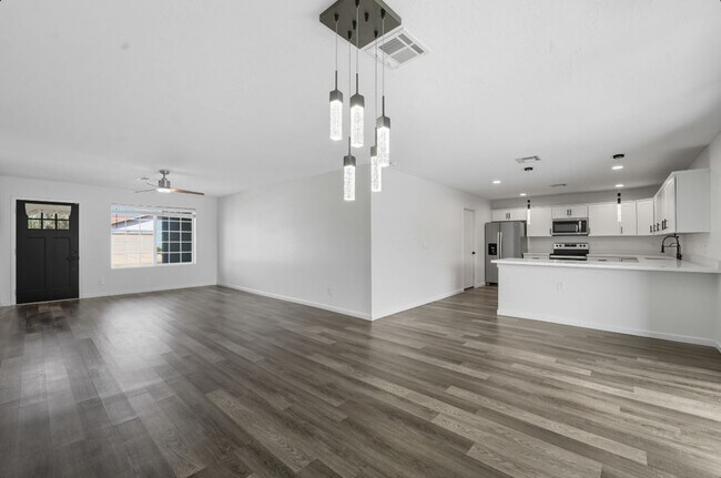 Building Photo - Beautiful Glendale Home With Pool!