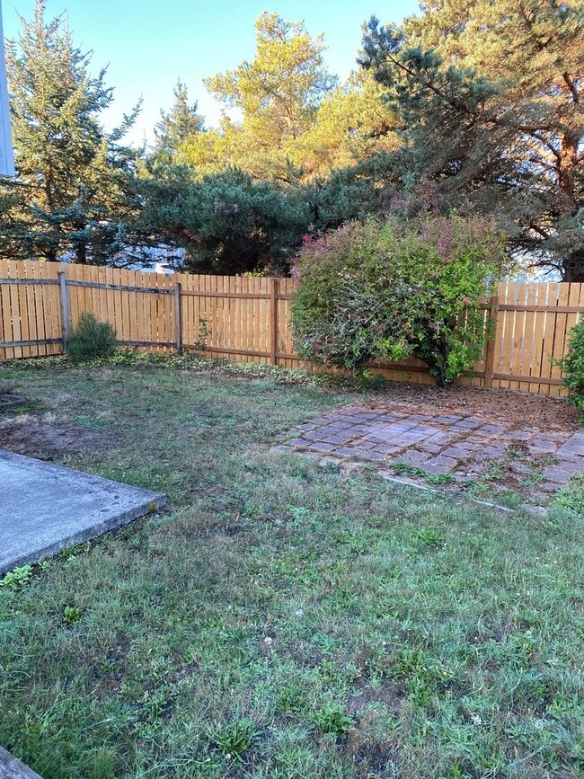 Building Photo - Spacious & Updated 4 Bedroom 2.5 Bath In H...