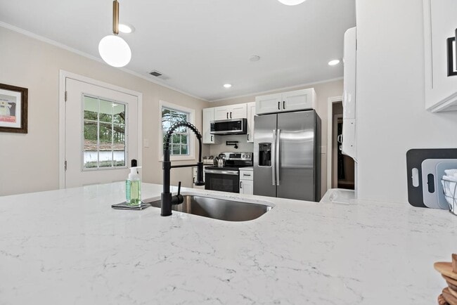 Building Photo - 1301 E 67th St