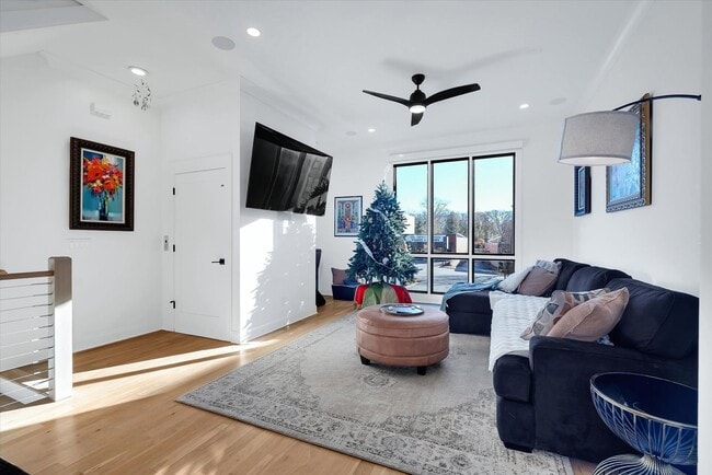 Building Photo - Stunning 3/2.5 Located on North Main Street, Downtown Greenville!