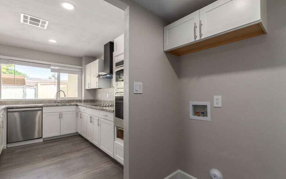 Building Photo - 1623 E Malibu Dr