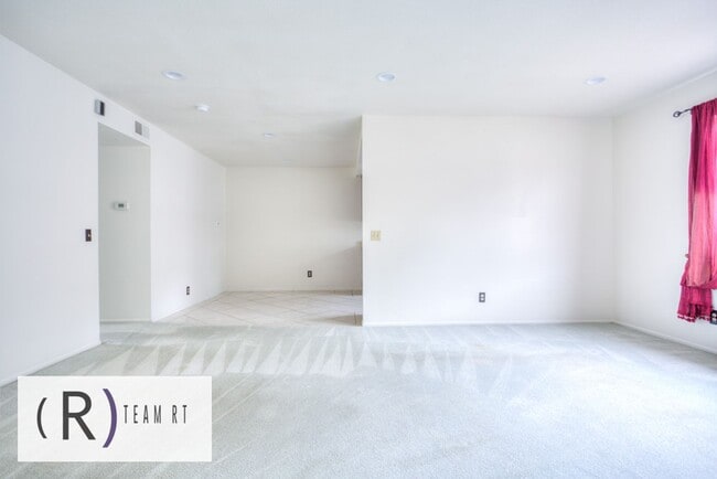 Building Photo - A Charming Condominium in a Quiet and Desi...