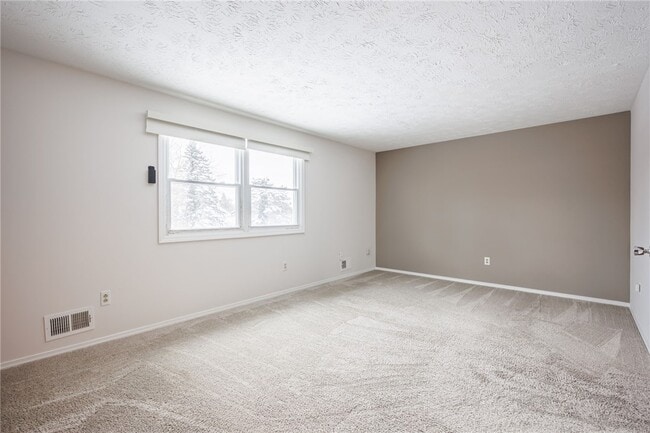 Building Photo - 16 Sanders Farm Dr