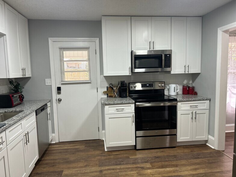 Building Photo - 444 McBain Dr