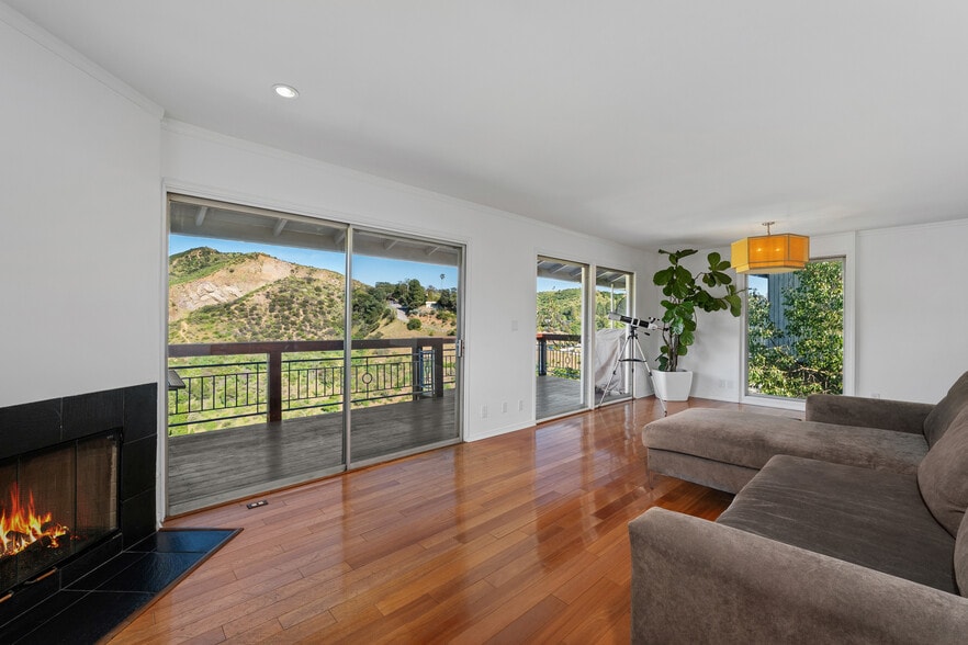 Building Photo - 2843 Lambert Dr