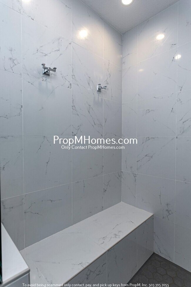 Building Photo - Updated Three Bedroom Gem in Lake Oswego!