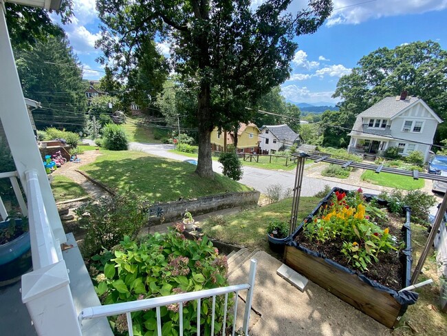 Building Photo - Central AVL - Beautifully Kept Older Home ...