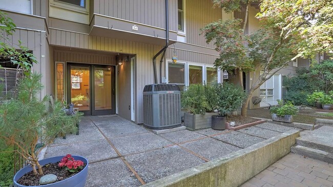 Building Photo - Spacious split level condo