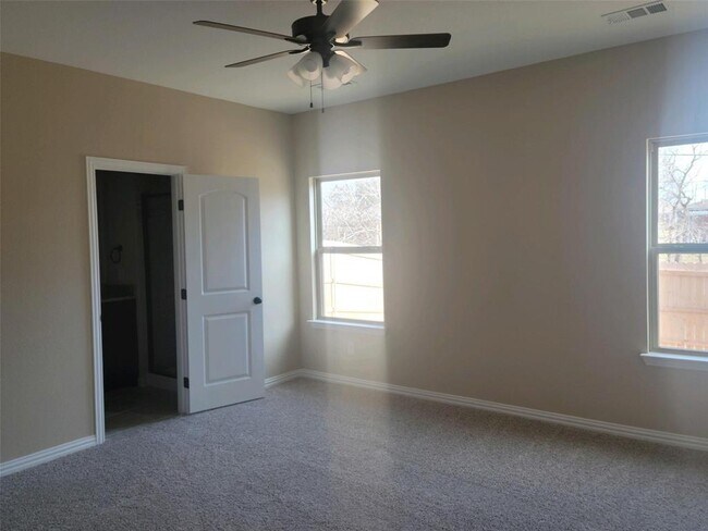 Building Photo - 124 Canales Cir
