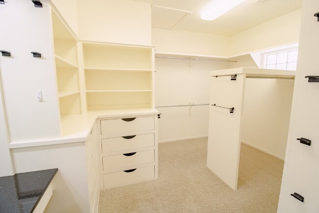 Building Photo - Luxury Living in Preston Manor