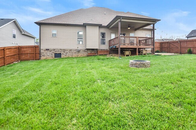 Building Photo - Pet Friendly Three Bedroom with Bonus!