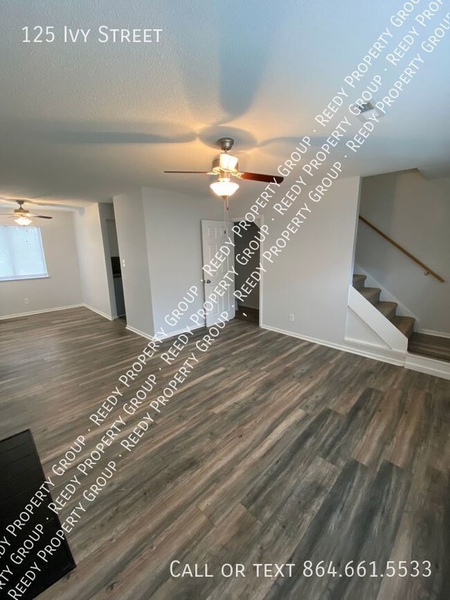 Building Photo - Converse Heights Townhouse - 2 bed / 1.5 bath