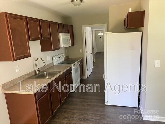 Building Photo - 728 E Pine St