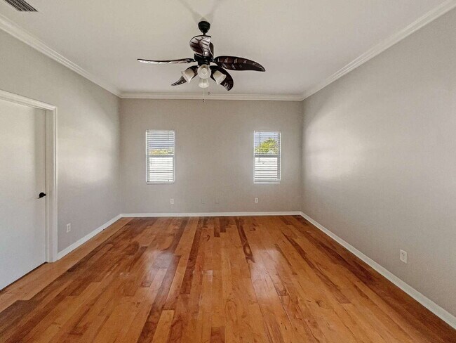 Building Photo - 906 Alfreda Ave