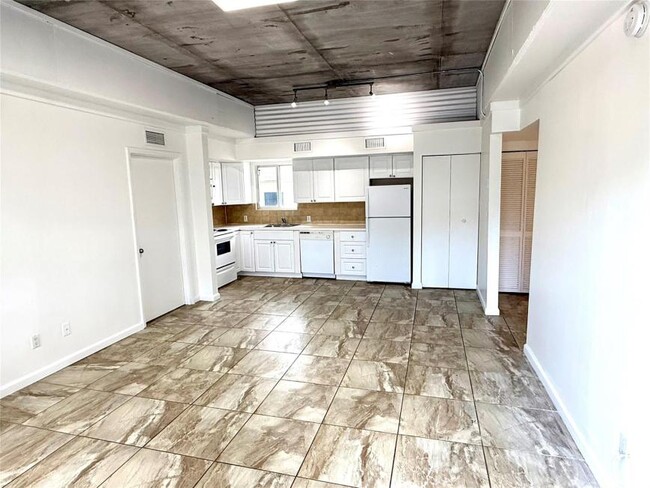 Building Photo - 2 bedroom in North Miami FL 33161