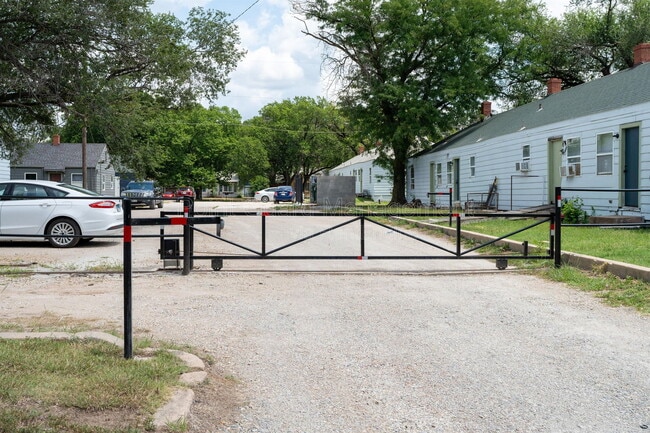 Building Photo - 859 S Beverly St