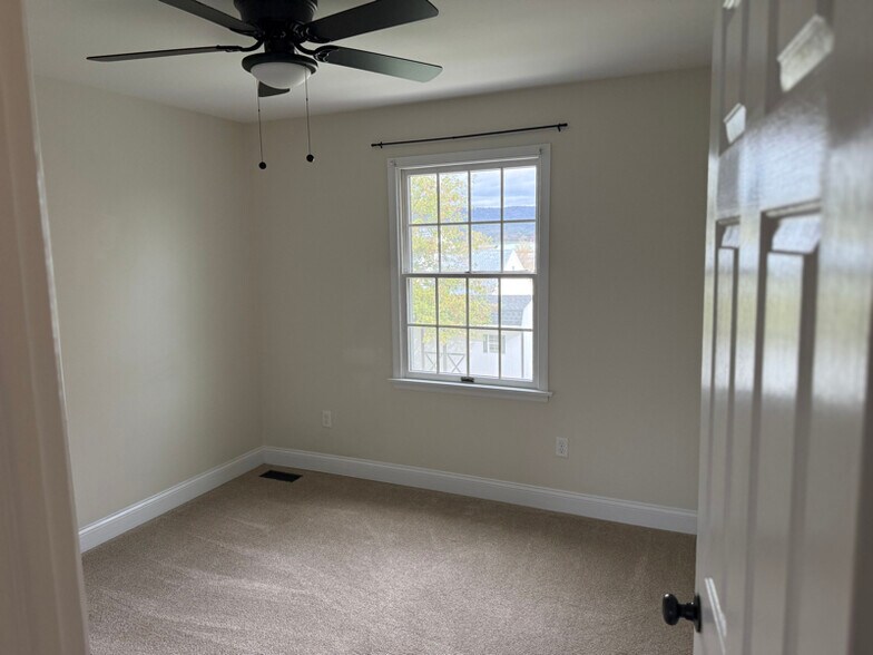 Building Photo - 125 Fieldstone Dr
