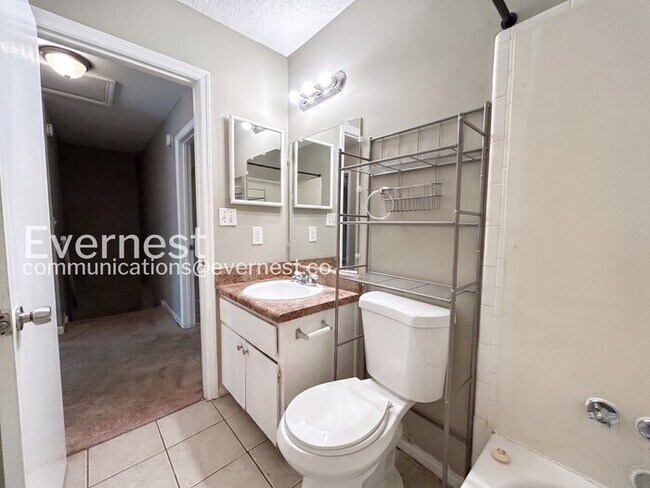 Building Photo - PROMO: Get $500 Off first full month’s rent!/Charming 3-Bedroom Townhome with Modern Amenities / ...