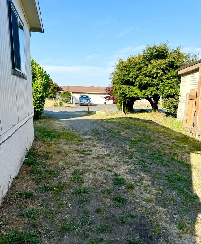 Building Photo - 3 Bedroom 2 Bathroom for Rent.