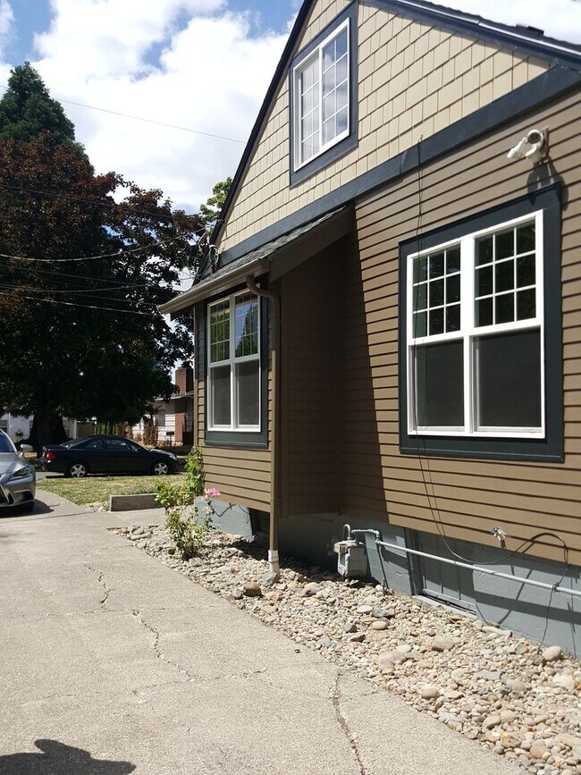 Building Photo - 4 Bed, 1 Bath, Large fenced yard, Shop, En...