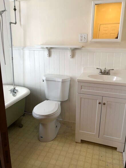 bright bathroom - 20 Grant St
