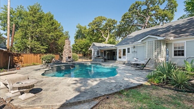 Building Photo - 1606 W Shady Grove Rd