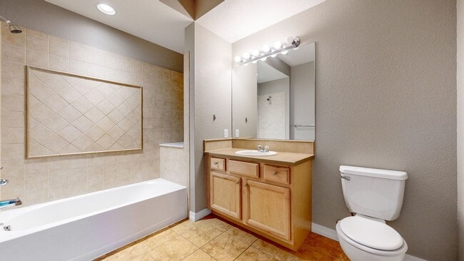 Building Photo - Remodeled 2 BR/2 BA Unit near Edora Park/Epic and Spring Creek Trail