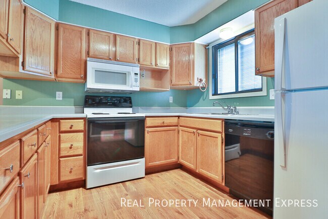 Building Photo - Lovely 2 Bedroom 2.5 Bathroom Townhome