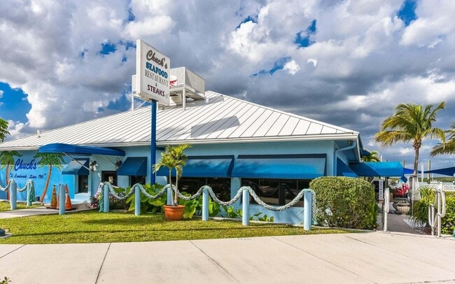 Building Photo - 1531 SE Royal Green Cir