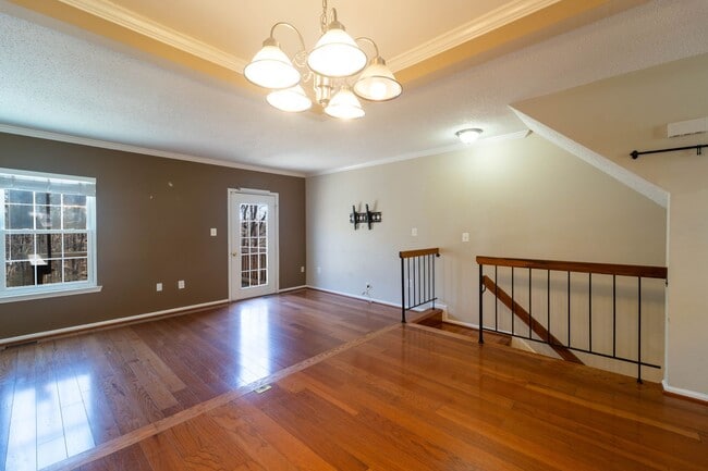 Building Photo - Great 3 BD 3.5 BA Townhome in a great location!