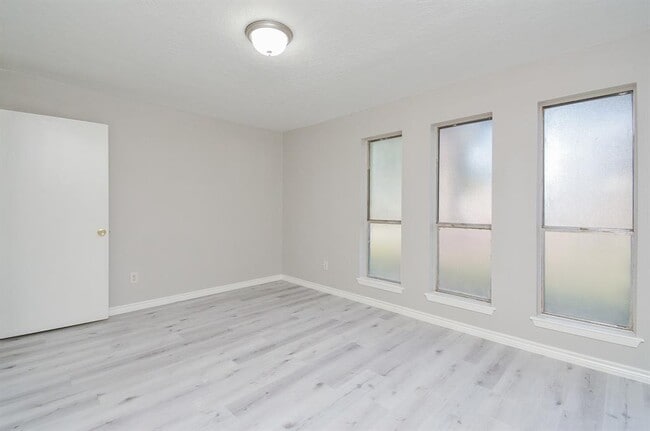 Building Photo - 9334 Golden Wood Ln