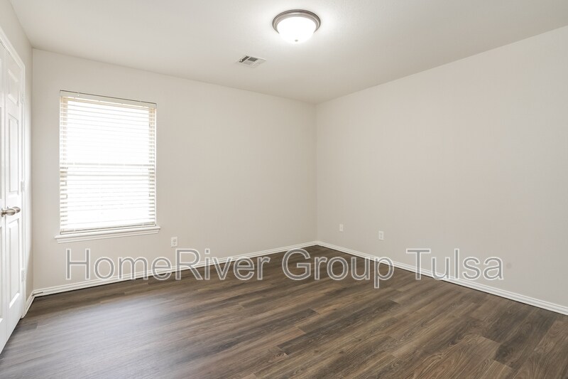 Building Photo - 13313 E 43rd St