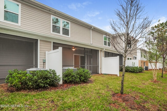 Building Photo - 7419 Palm Hills Dr