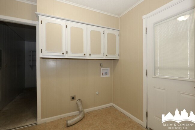 Building Photo - 5853 Fox Lair Ave