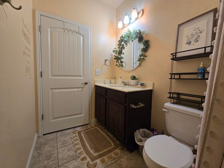 Shared bathroom - 392 Eagle Brook Ln