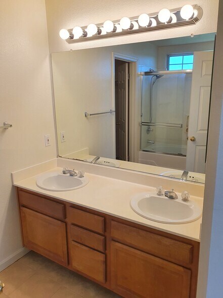 Materbedroom bathroom - 1505 Hermocilla Way