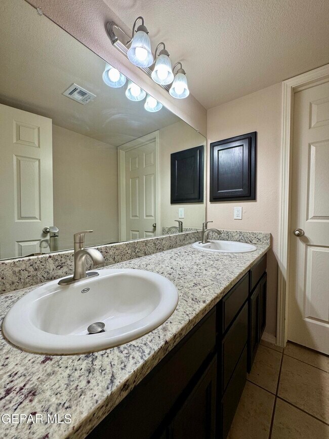 Building Photo - 3813 Loma Dante