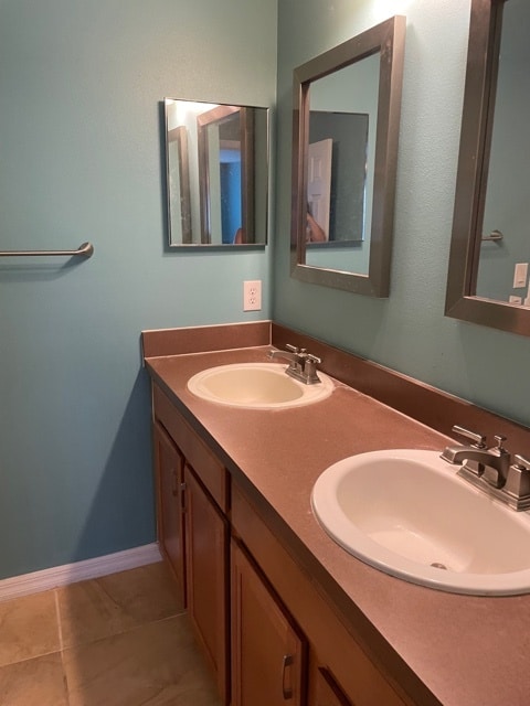 Dual Sinks in Master Bat - 9710 Tiramasu Trail