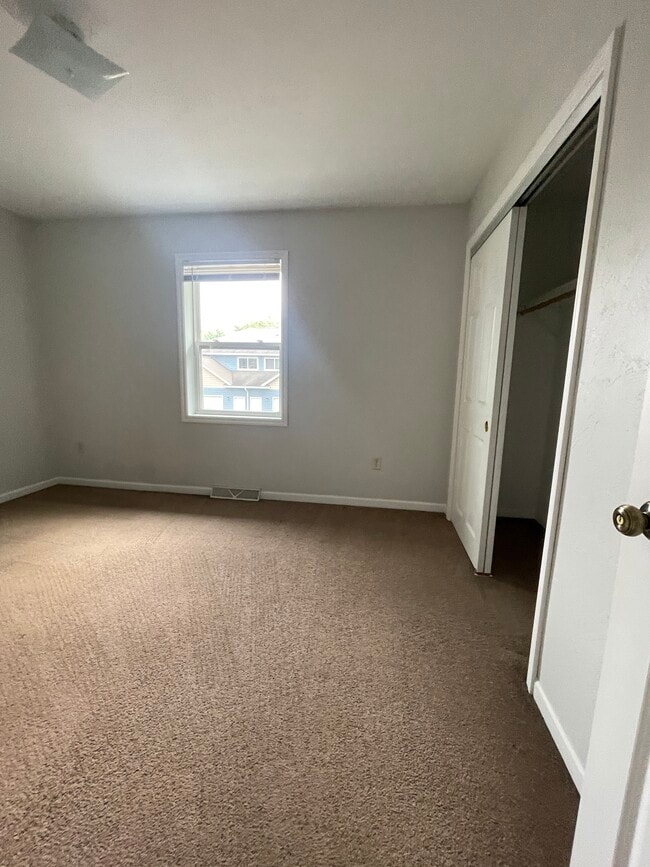 Building Photo - 527 W Harper St